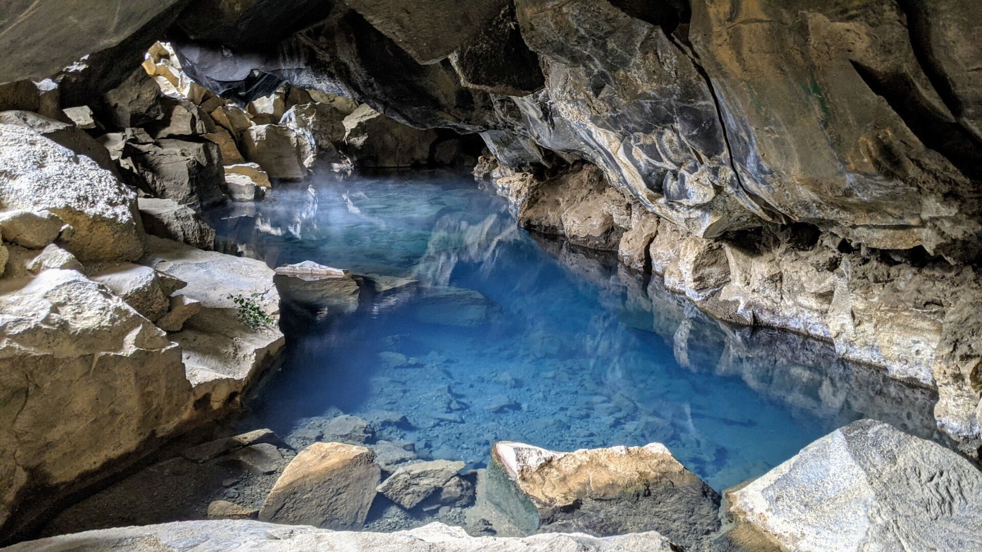 Grjotagja cave